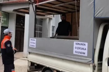 Bursa'da istediği ile evlenen kadın lokma dağıttı