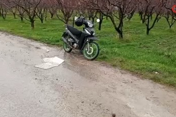 Bursa'da motosiklet çukura düştü! Baba ve oğlu...