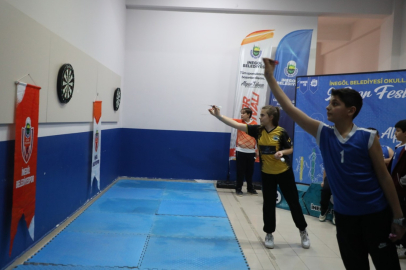 Bursa İnegöl'de öğrenciler dart turnuvasında kıyasıya mücadele etti