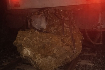 Balıkesir'de düşen kaya treni raydan çıkardı, yolcular otobüslerle nakledildi
