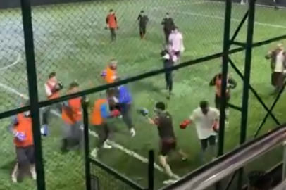 Bursa'da boksörler halı sahada hem antrenman yaptı hem de futbol oynadı