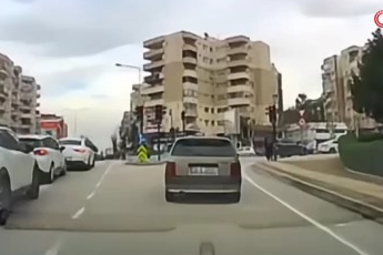 Bursa'da trafikte kameraya yansıyan jest yürekleri ısıttı