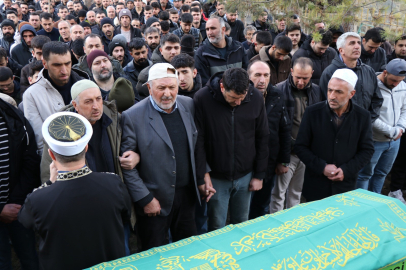 Erzurum'da trafik kazasında vefat eden iki kardeş ve bir arkadaşa hüzünlü veda