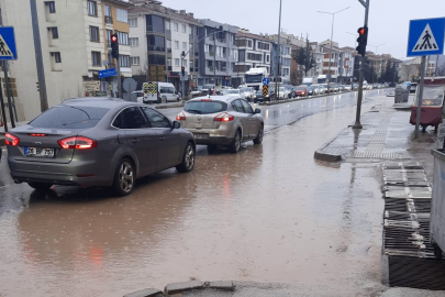Eskişehir'de cadde göle döndü, sürücüler zor anlar yaşadı