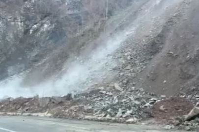 Rize'de heyelan nedeniyle köy yolu ulaşıma kapandı
