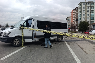 Afyonkarahisar'da minibüsün altına giren motosikletin sürücüsü ağır yaralandı