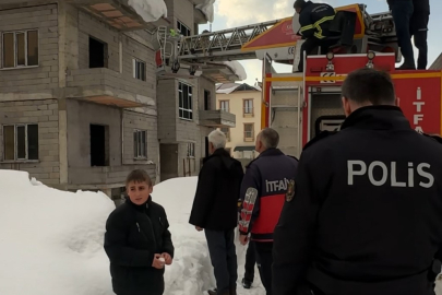 Hakkari Yüksekova’da yürekleri ağza getiren kaza: Çatıda asılı kalan vatandaş kurtarıldı