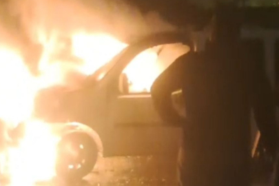 Adana'da park halindeki otomobil alev alev yandı