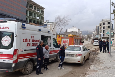 Adıyaman'da kriz: 2 işçi binanın çatısına çıktı
