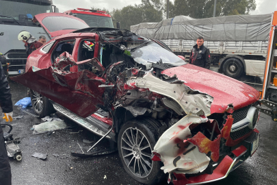 Aydın'da tıra arkadan çarpan lüks otomobil hurdaya döndü: 2 yaralı