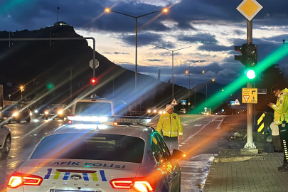 Burdur'da yolun karşısına geçerken otomobilin çarptığı kadın ağır yaralandı