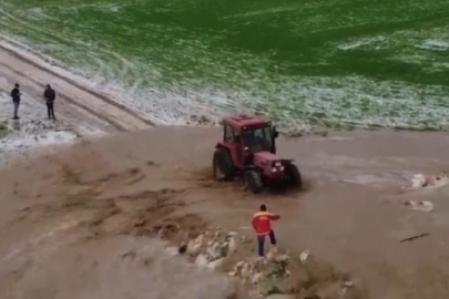 Diyarbakır'da sağanak taşkına neden oldu, tarlada mahsur kalan şahıs traktörle kurtarıldı
