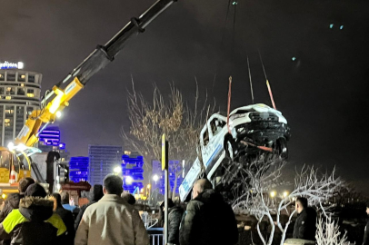 İstanbul Bakırköy’de İBB'ye ait zabıta aracı denize düştü