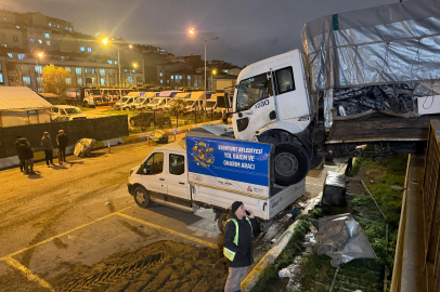 İstanbul park halindeki kamyon hareket edip başka aracın üzerine düştü