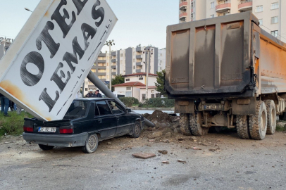Merisn'de kamyonun çarptığı tabela otomobilin üzerine devrildi: 1 yaralı