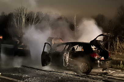 Sakarya'da yangın çıkan otomobil kullanılamaz hale geldi