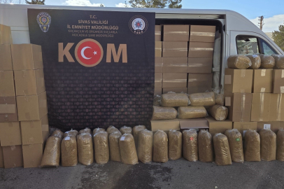 Sivas'ta 840 bin makaron ve yüzlerce kilo kaçak tütün ele geçirildi