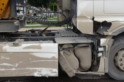 Antalya'da okul dönüşü kamyon ile çarpışan motosikletteki 2 genç yaralandı