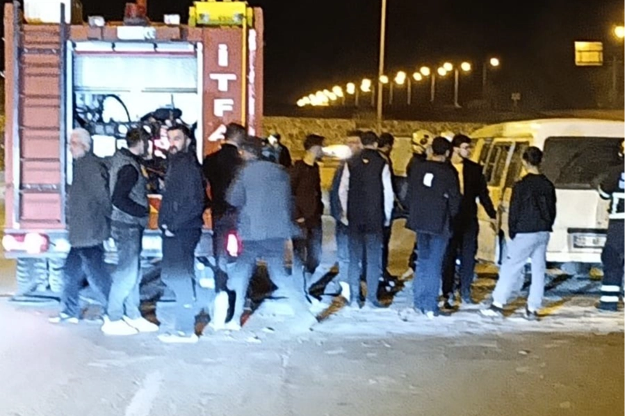 Batman’da seyir halindeki hafif ticari araçta yangın çıktı