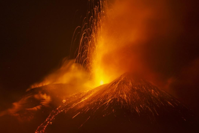 Endonezya'daki Semeru Yanardağı'nda 5 kez patlama meydana geldi
