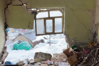 Hakkari'de Yüksekova'da bir evin duvarı yıkıldı: Deprem oluyor sandım
