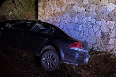 Isparta Eğirdir'de yol kenarına savrulan otomobildeki 3 kişi yaralandı