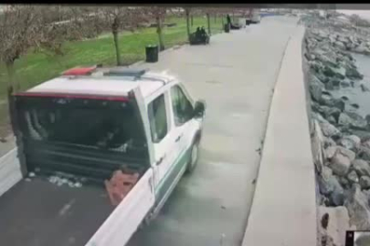 İstanbul Bakırköy'de zabıta aracının denize düştü