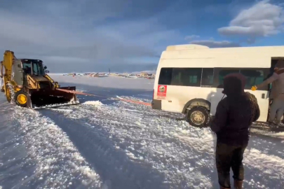 Kars’ta yolda mahsur kalan öğrencilerin imdadına ekipler yetişti