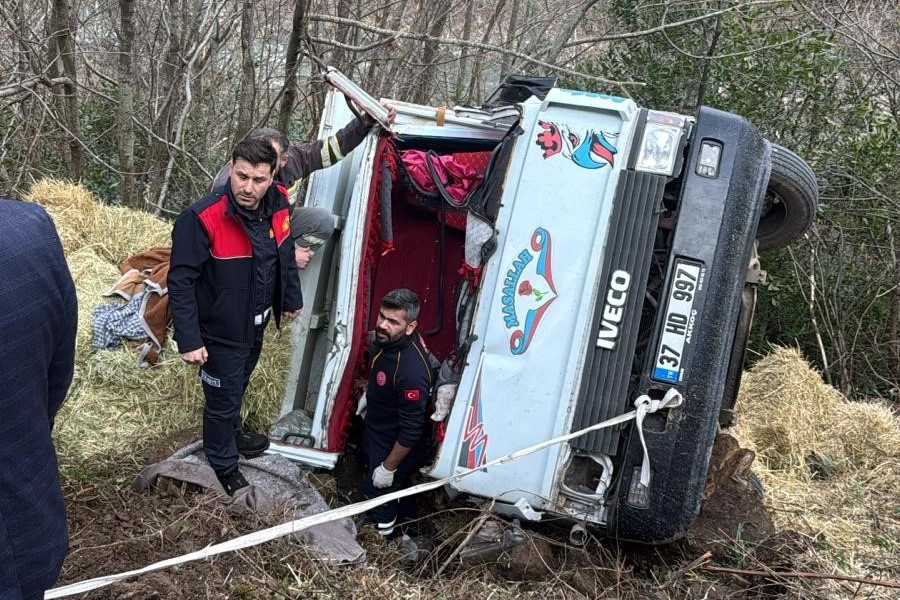 Kastamonu’da saman yüklü kamyonet, şarampole devrildi: 2 yaralı
