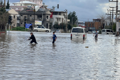 Osmaniye'de kuvvetli yağış: Yollar suyla doldu, araçlar yolda kaldı