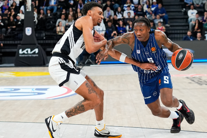 Anadolu Efes Virtus Bologna'yı dağıttı: EuroLeague'de üst üste 3. zafer!