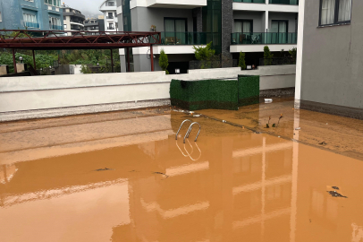 Antalya Alanya'da sağanak sebebiyle Oba Çayı taştı, binaların bahçelerini su bastı