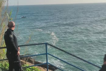 Antalya'da dalgalarla boğuşan 2 kişiyi deniz polisi kurtardı