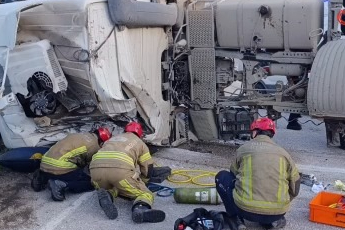 Bursa'da beton tankeri devrildi! 65 yaşındaki sürücü...