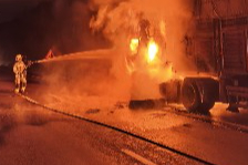 Bursa'da mısır yüklü tır alev alev yandı!