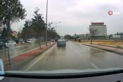Bursa'da yayalara yol vermeyen otomobil öğrencileri tehlikeye attı