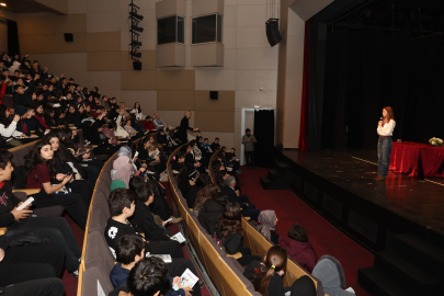 Bursa Nilüferli öğrenciler yazar Melis Sena Yılmaz ile buluştu