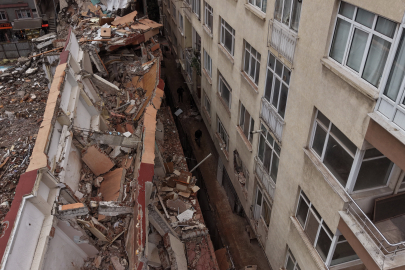 İstanbul Küçükçekmece’de yıkımı yapılan binadan kopan beton parçaları yan binanın üzerine düştü