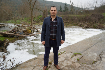 Kocaeli'de köpüren dereden ağır kokular yükseliyor