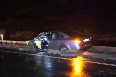 Nevşehir'de su birikintisine giren otomobil refüje düştü: 1 yaralı