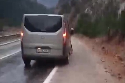 Adana'da 4 öğretmene mezar olan Tırtat mevkiinde kayalar düşmeye devam ediyor