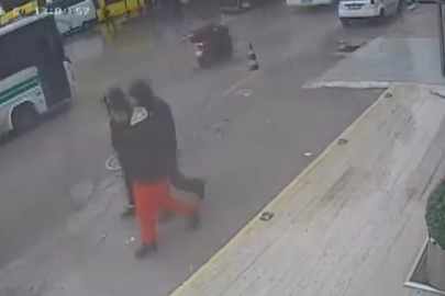 Adana'da çukura düşen motosikletli, otobüsün altında kalmaktan son anda kurtuldu