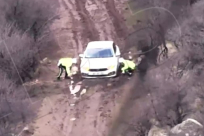 Afyonkarahisar'da çamura saplanan sürücünün imdadına polisler yetişti