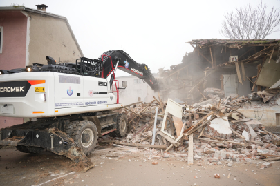 Bursa'da metruk bina yerle bir edildi!