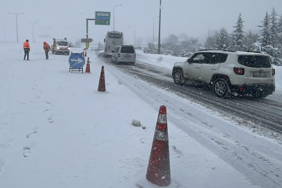 Erciyes Kayak Merkezi yolu yoğun kar yağışı nedeniyle trafiğe kapatıldı