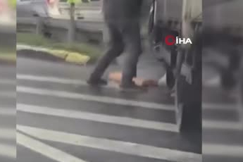 İstanbul Küçükçekmece’de bir sürücü, ‘kaynak’ yapan kamyoneti yumrukladı