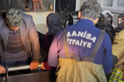 Manisa'da selde mahsur kalan 11 kişilik aileyi itfaiye kurtardı