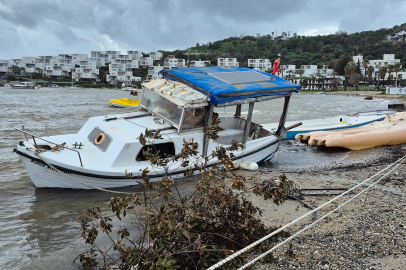 Muğla Bodrum’da tekneler kıyıya sürüklendi