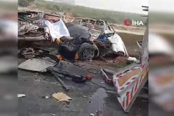 Pakistan'da petrol tankeri minibüsün üzerine devrildi: 13 ölü