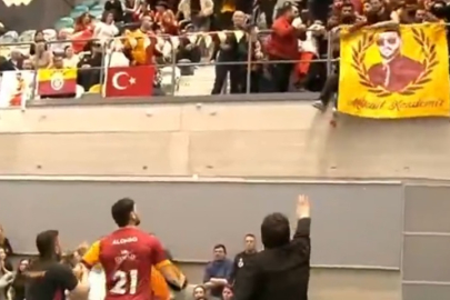 Sinirden gözü döndü! Galatasaraylı yıldız kendi taraftarına saldırdı...